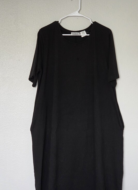 All American Comfort Dresses & Skirts - Minimalist Black Short Sleeve Midi Dress